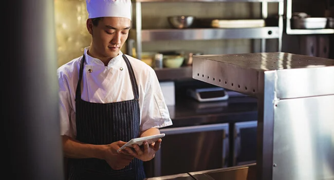 Chef using food traceability software