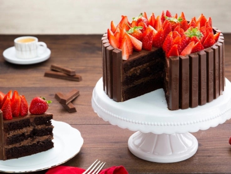 Strawberry Chocolate Cake with KITKAT Spread Recipe